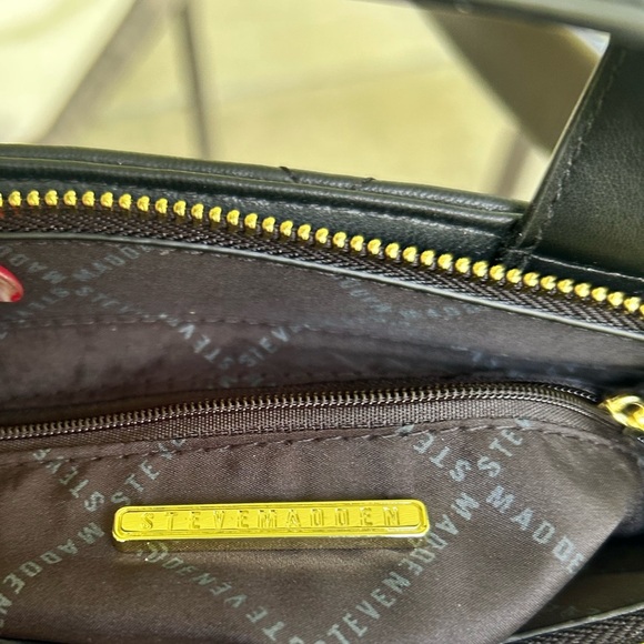 STEVE MADDEN-Chic faux leather Black Quilted crossbody. - Picture 6 of 6